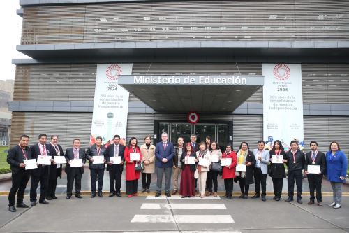 El ministro de Educación, Morgan Quero, reconoció a 17 docentes de Lima y diversas regiones del país con la medalla Maestros de Corazón y un diploma de honor. Foto: Andina/Difusión