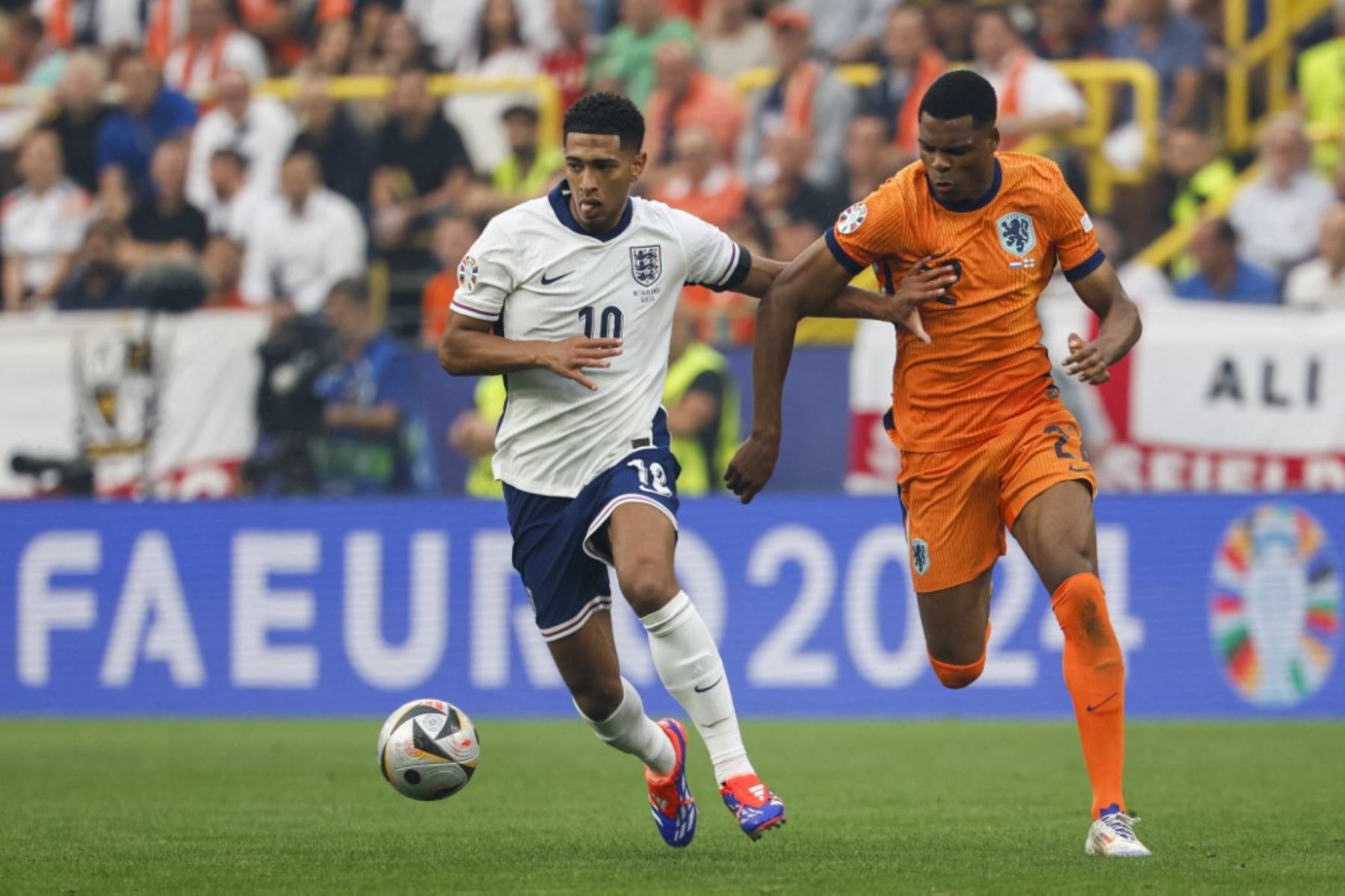 Jude Bellingham lucha el balón con el neerlandés Denzel Dumfries en el partido que Inglaterra y Países Bajos disputan por un lugar en la final de la Eurocopa 2024