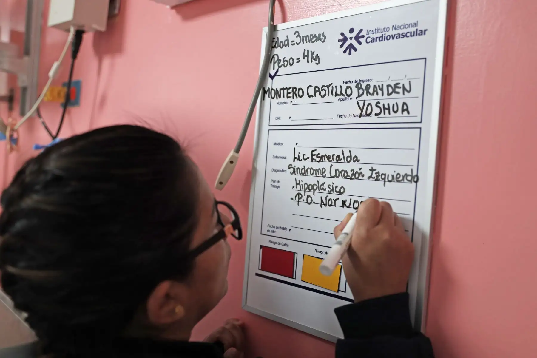 Enfermera del Instituto Nacional Cardiovascular - INCOR - ESSALUD llena la ficha del pequeño Brayden Montero Castillo, diagnosticado con Síndrome de Corazón Izquierdo hipoplásico. Foto: ANDINA/ Connie Calderon