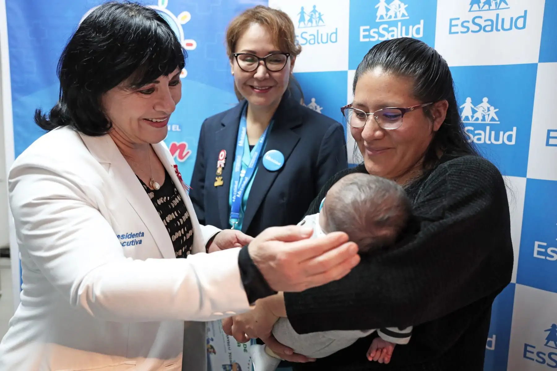 María Elena Aguilar, presidenta ejecutiva de EsSalud, reconoce la valentía de Brayden Montero Castillo y felicita a su mamá Jessica Castillo por la fuerza que les caracterizó durante todo el procedimiento médico. Foto: ANDINA/ Connie Calderon