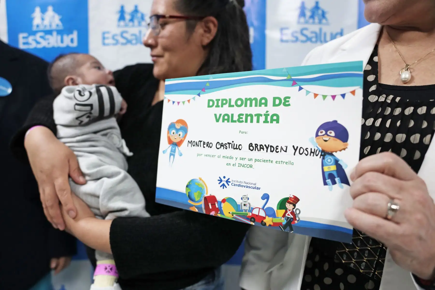 Brayden Montero recibe un "Diploma de valentía" por ser un paciente estrella en el Instituto Nacional Cardiovascular - INCOR - ESSALUD. Foto: ANDINA/ Connie Calderon