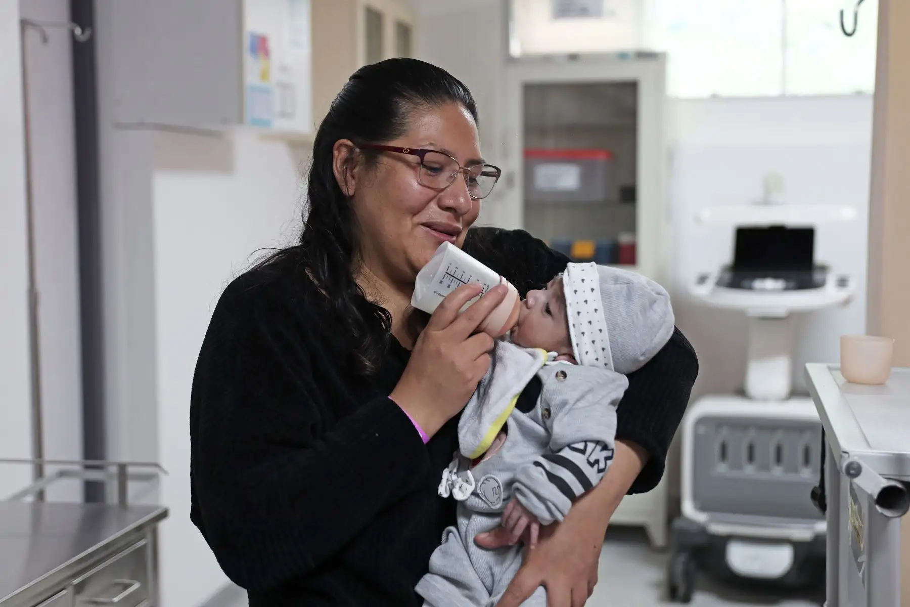 Jessica Castillo alimenta a su pequeño Brayden de 3 meses al ser dado de alta luego de una compleja cirugía de 8 horas para reconstruir su corazón. Foto: ANDINA/ Connie Calderon