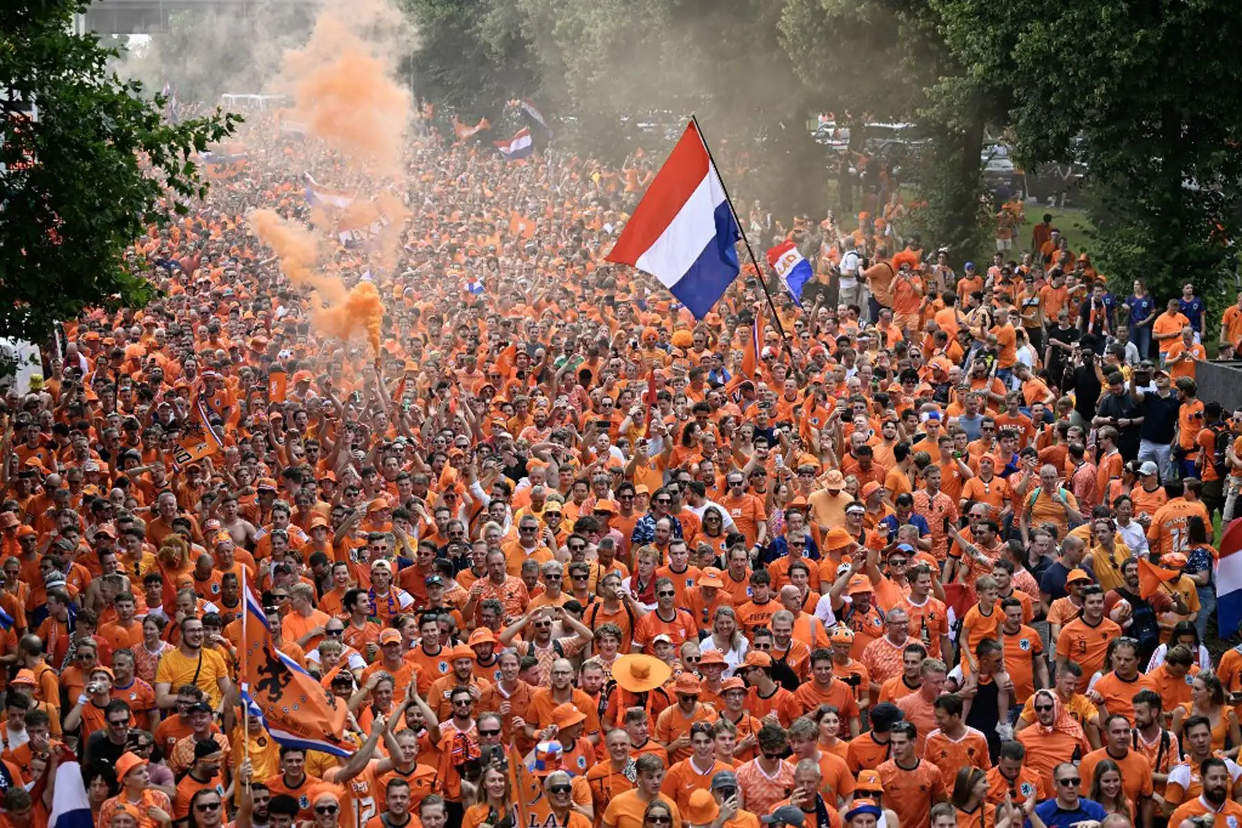 Los aficionados holandeses animan en las calles de Dortmund, en el oeste de Alemania,, antes del partido de fútbol semifinal de la UEFA Euro 2024 entre Holanda e Inglaterra que se jugó en la ciudad más tarde ese mismo día. 
Foto: ANDINA/ Eddy Ramos