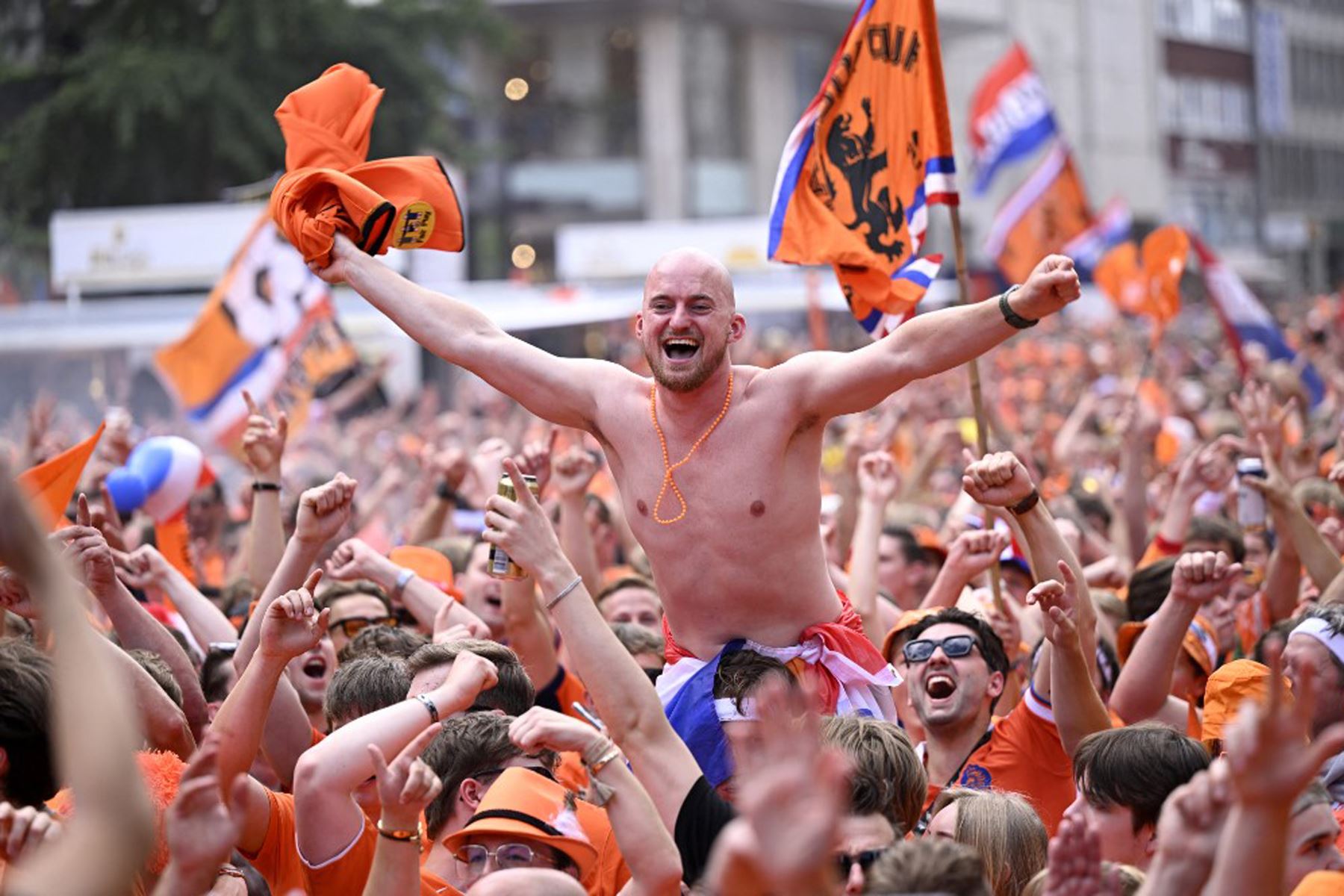 Los aficionados holandeses animan en las calles de Dortmund, en el oeste de Alemania, antes del partido de fútbol semifinal de la UEFA Euro 2024 entre Holanda e Inglaterra.
Foto: AFP