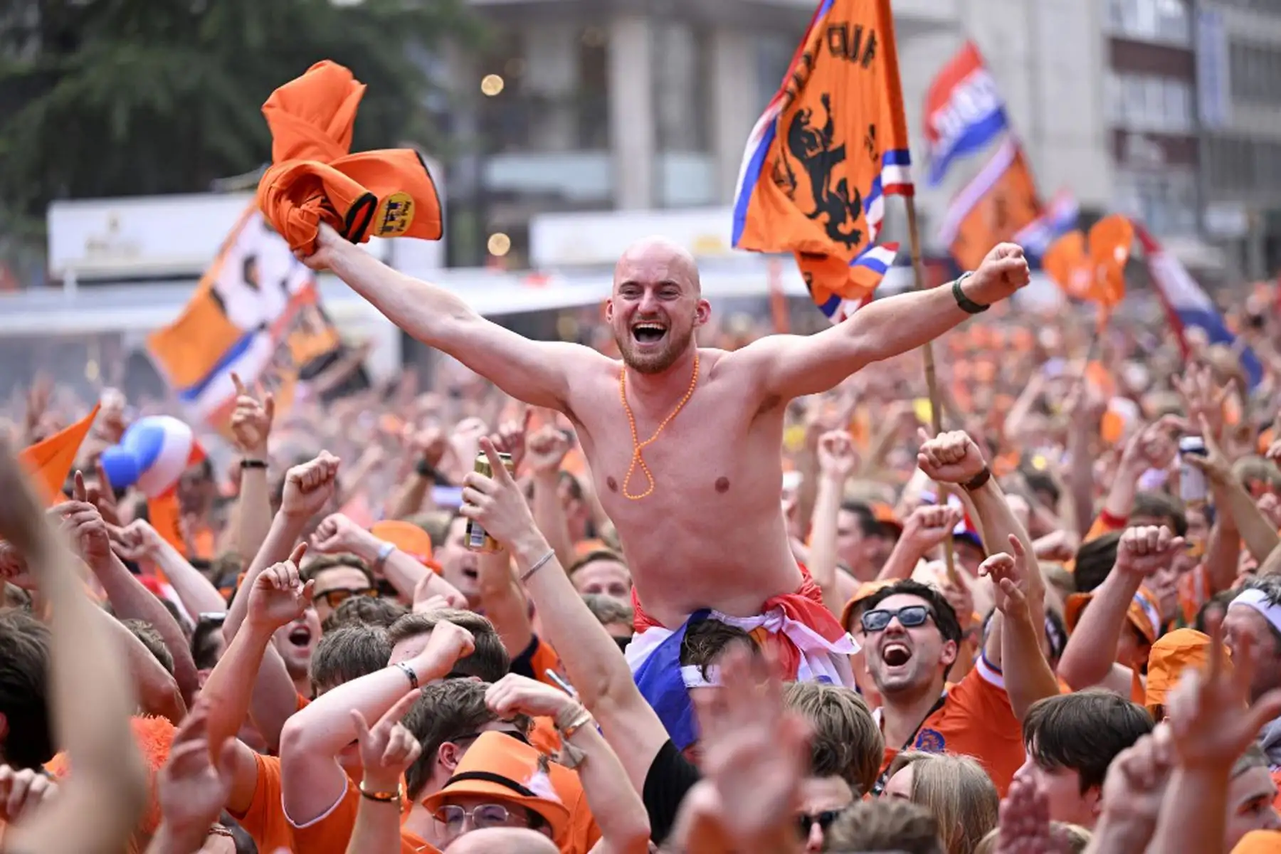 Los aficionados holandeses animan en las calles de Dortmund, en el oeste de Alemania, antes del partido de fútbol semifinal de la UEFA Euro 2024 entre Holanda e Inglaterra.
Foto: AFP