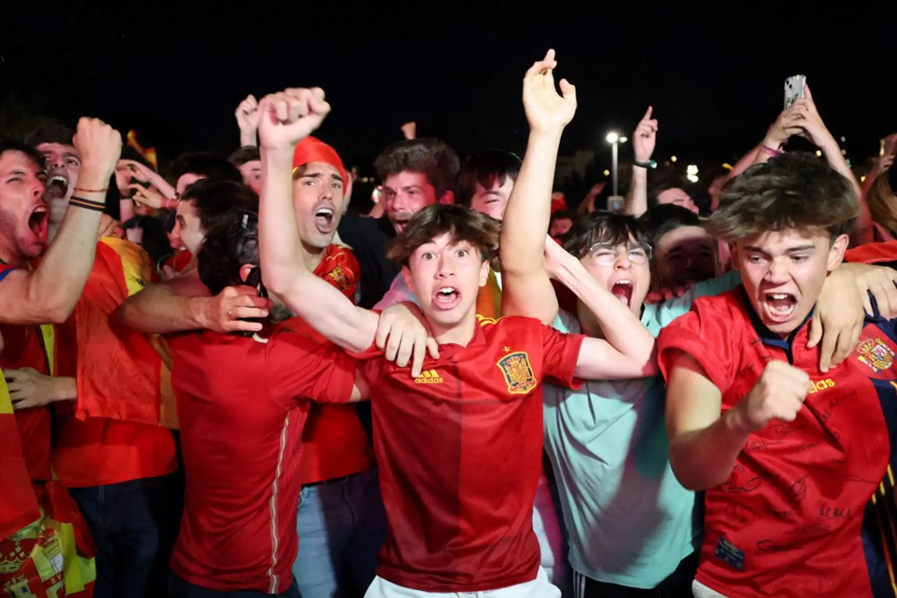 Los aficionados españoles celebran la victoria tras ver en una pantalla gigante el partido de fútbol semifinal de la UEFA Euro 2024 entre España y Francia, en Madrid.
Foto: AFP