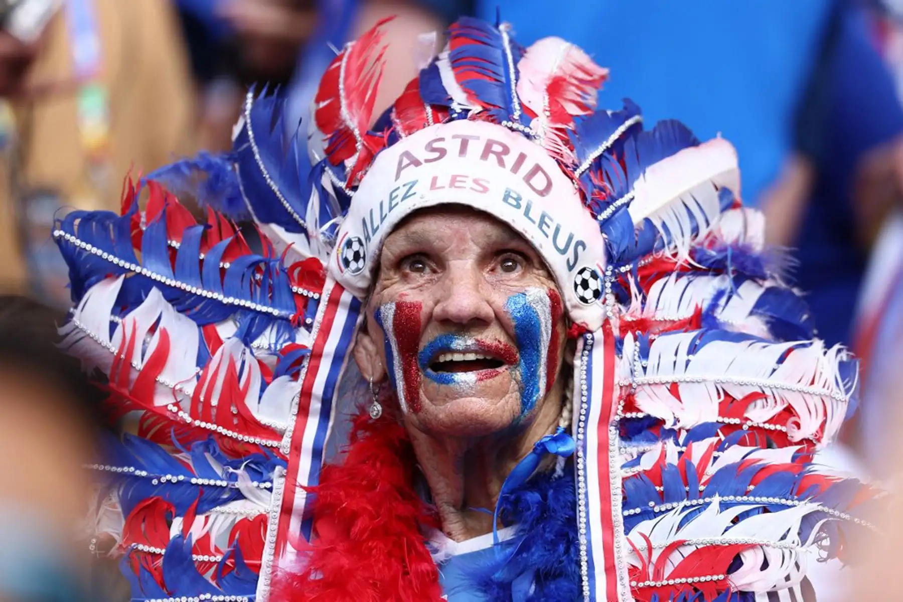 Un seguidor de Francia lleva un tocado de estilo nativo americano del color de la bandera francesa antes del partido de fútbol semifinal de la UEFA Euro 2024 entre España y Francia en el Munich Football Arena de Múnich.
Foto: AFP