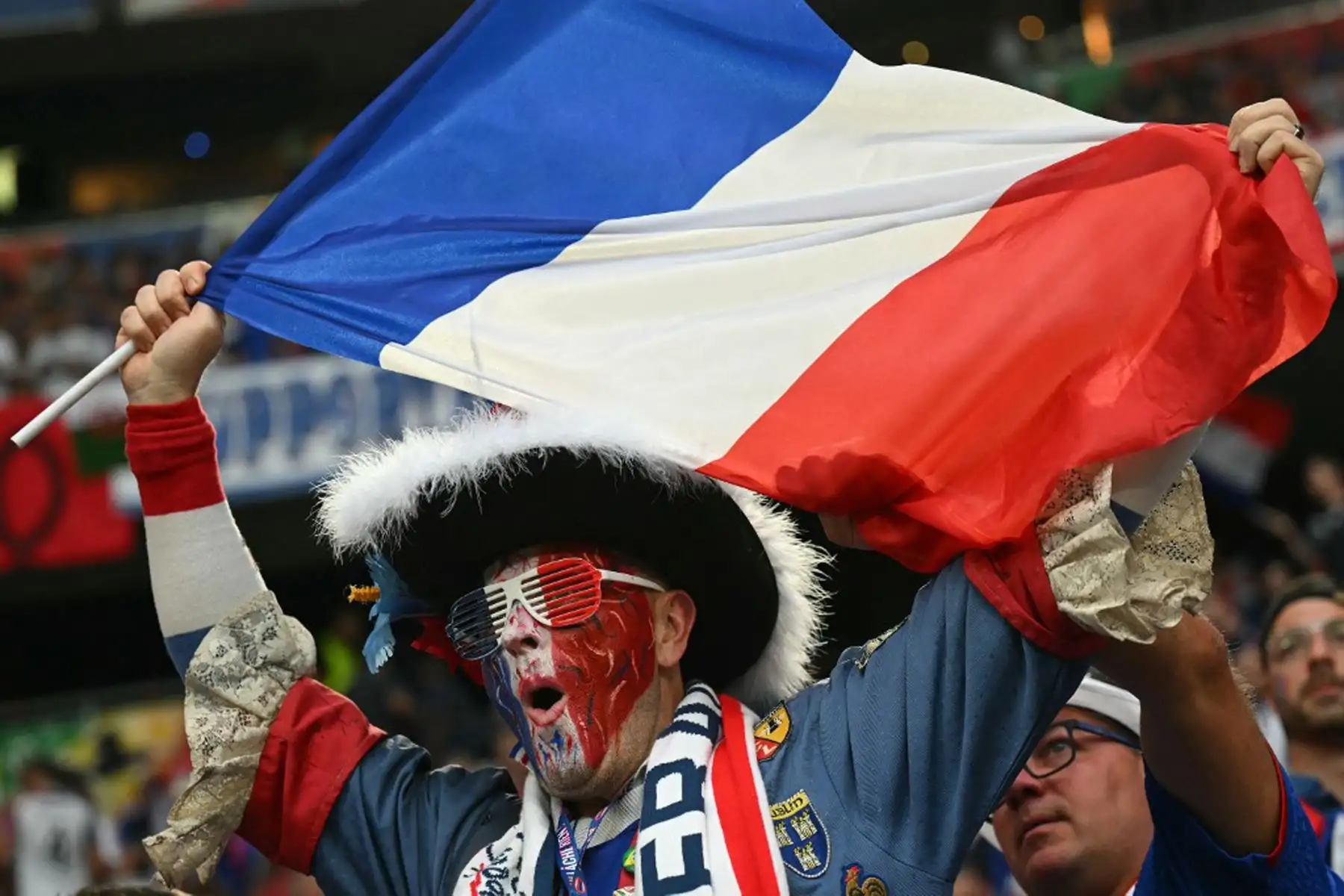 Un aficionado de Francia ondea la bandera nacional antes del partido de semifinales de la UEFA Euro 2024 entre España y Francia en el Munich Football Arena de Múnich.
Foto: AFP