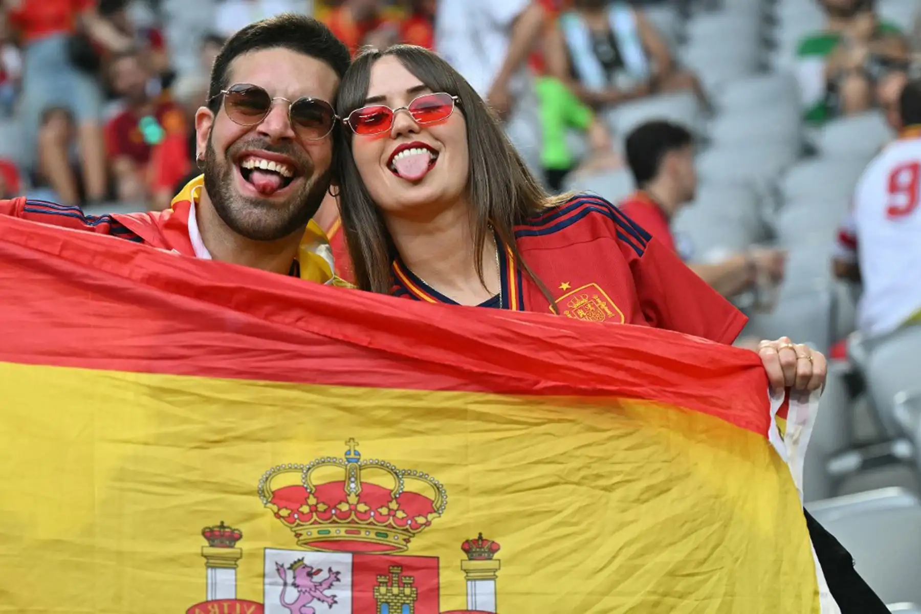 Un aficionado de Francia ondea la bandera nacional antes del partido de semifinales de la UEFA Euro 2024 entre España y Francia en el Munich Football Arena de Múnich.
Foto: AFP