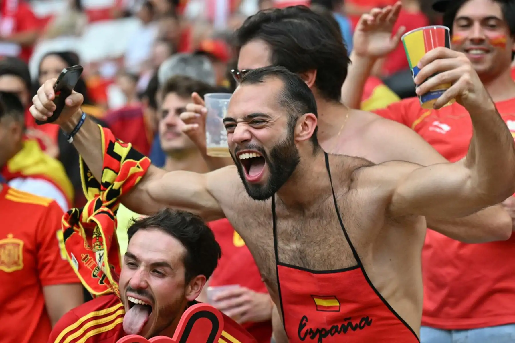 Un aficionado español posa para una fotografía antes del partido de semifinales de la UEFA Euro 2024 entre España y Francia en el Munich Football Arena de Munich.
Foto: AFP