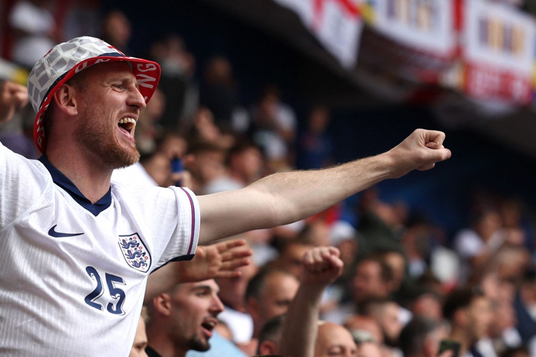 Un seguidor de Inglaterra hace un gesto antes del partido de fútbol de cuartos de final de la UEFA Euro 2024 entre Inglaterra y Suiza en el Duesseldorf Arena de Düsseldorf.
Foto: AFP