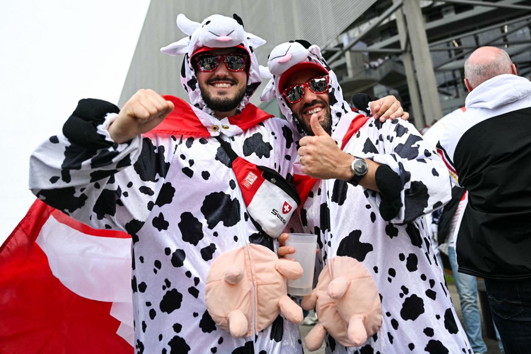 Los aficionados de Suiza vestidos con trajes de vaca posan fuera del estadio antes del partido de fútbol de cuartos de final de la UEFA Euro 2024 entre Inglaterra y Suiza en el Duesseldorf Arena de Düsseldorf.
Foto: AFP