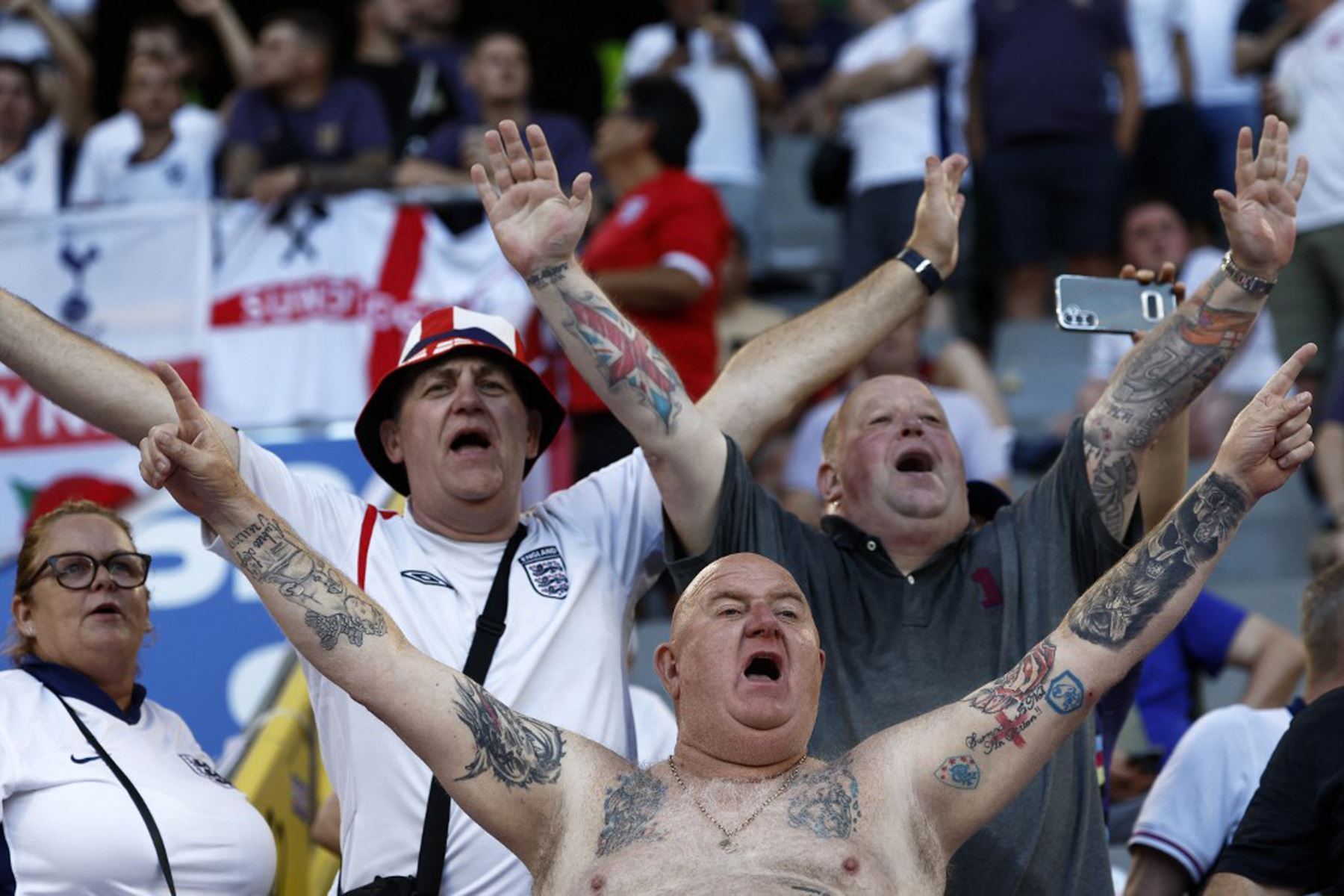Los seguidores de Inglaterra animan a su equipo antes del partido de semifinales de la UEFA Euro 2024 entre Holanda e Inglaterra en el BVB Stadion de Dortmund.
Foto: AFP