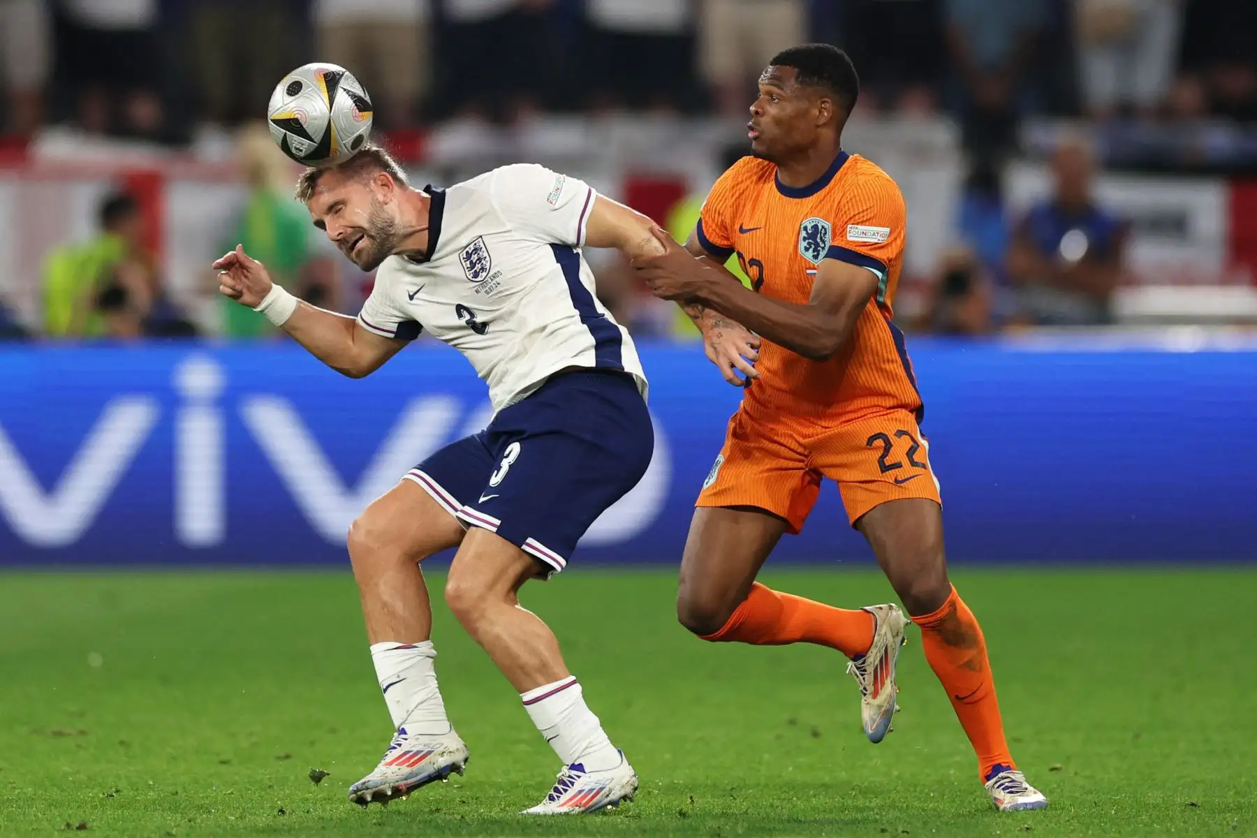 El defensor de Inglaterra Luke Shaw lucha por el balón con el defensor de Holanda  Denzel Dumfries durante el partido de fútbol semifinal de la UEFA Euro 2024 entre Holanda e Inglaterra.  Foto: ANDINA/AFP