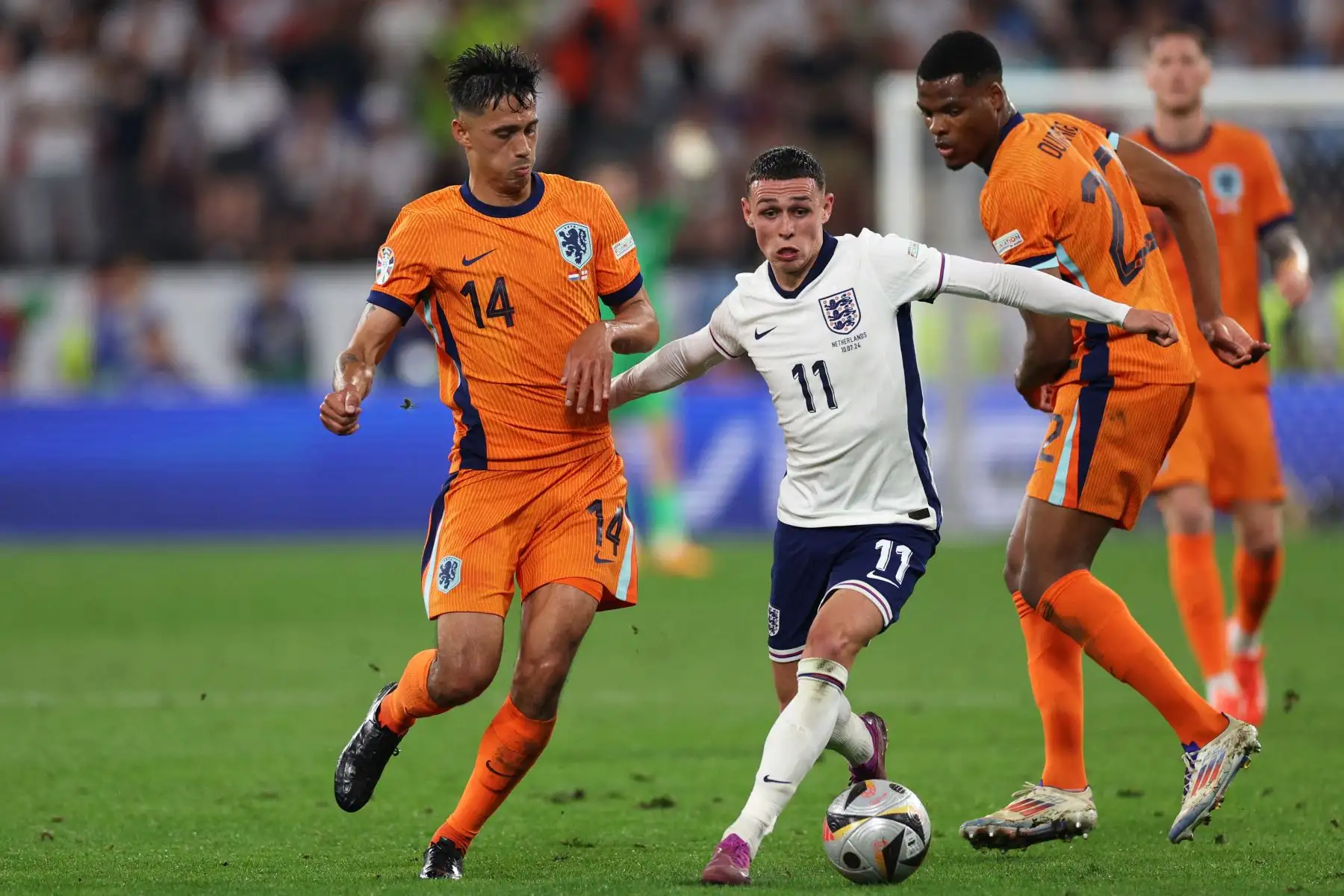El mediocampista de Inglaterra  Phil Foden lucha por el balón con el mediocampista de Holanda Tijani Reijnders  y el defensor de Holanda Denzel Dumfries  durante el partido de fútbol semifinal de la UEFA Euro 2024 entre Holanda e Inglaterra. Foto: ANDINA/AFP