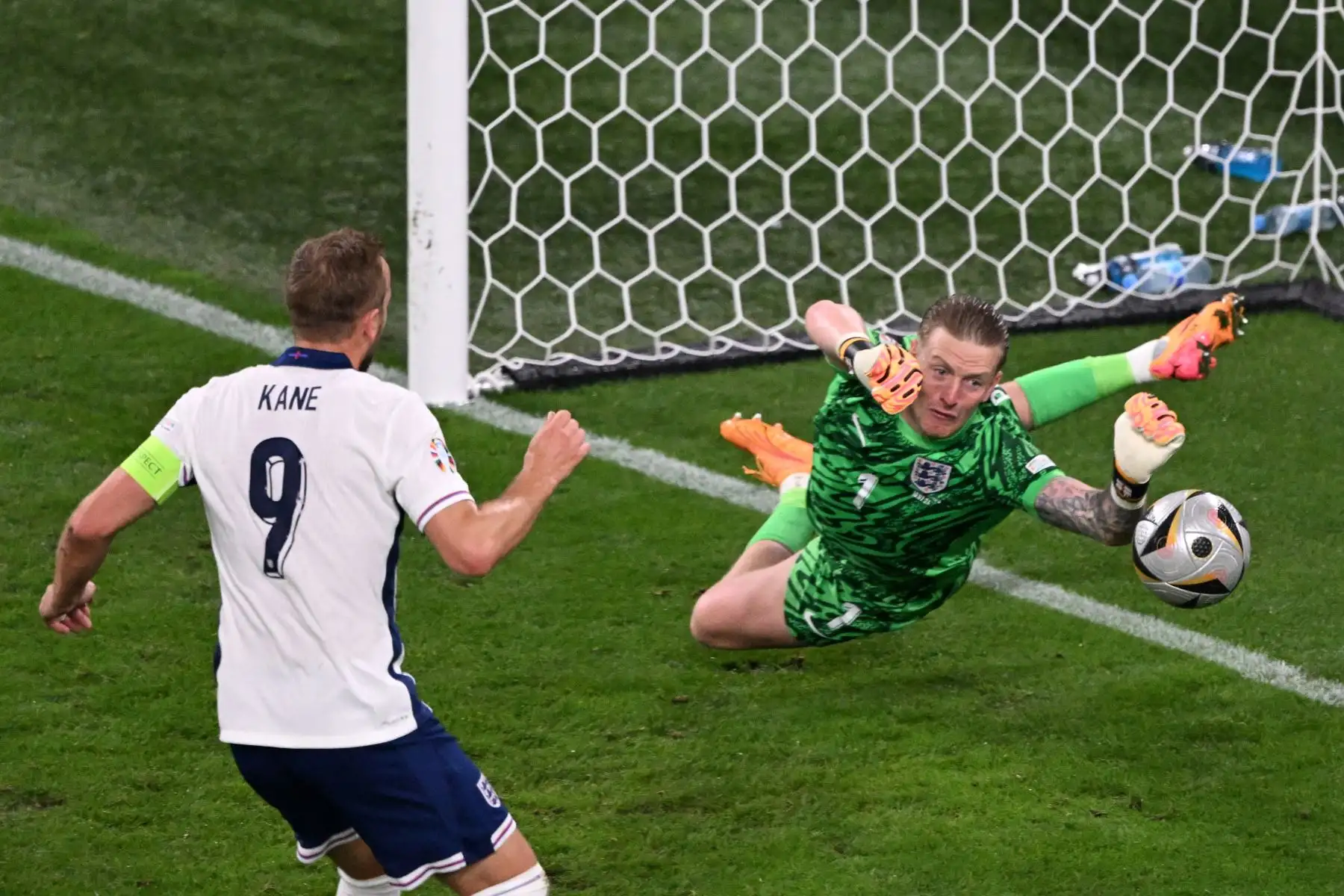 El portero de Inglaterra Jordan Pickford se lanza hacia el balón durante el partido de fútbol semifinal de la UEFA Euro 2024 entre Holanda e Inglaterra.
Foto: ANDINA/AFP