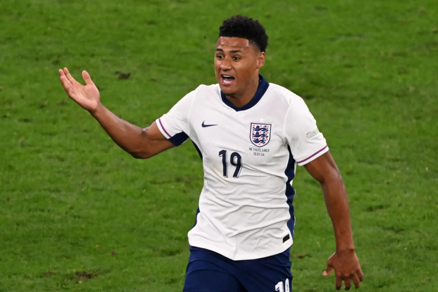 El delantero de Inglaterra Ollie Watkins celebra marcar el segundo gol de su equipo durante el partido de fútbol semifinal de la UEFA Euro 2024 entre Holanda e Inglaterra. Foto: ANDINA/AFP