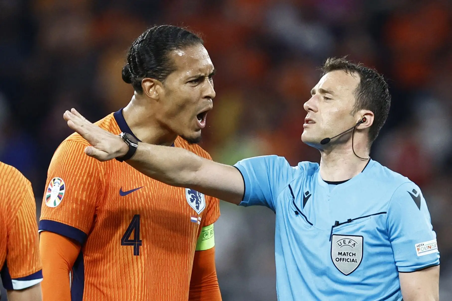 El defensor holandés Virgil Van Dijk  reacciona mientras el árbitro alemán Felix Zwayer toma una decisión durante el partido de fútbol semifinal de la UEFA Euro 2024 entre los Países Bajos e Inglaterra. Foto: ANDUINA/AFP