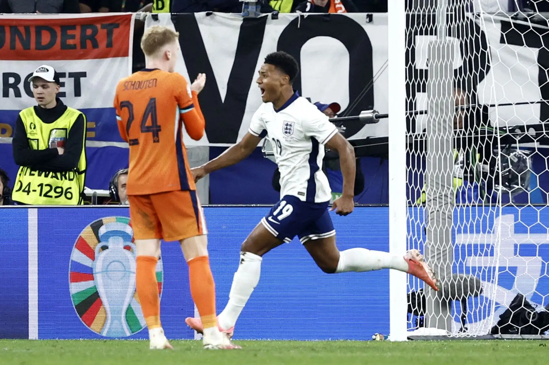 El delantero de Inglaterra Ollie Watkins celebra después de marcar el segundo gol de su equipo durante el partido de fútbol semifinal de la UEFA Euro 2024 entre Holanda e Inglaterra. Foto. ANDINA/AFP
