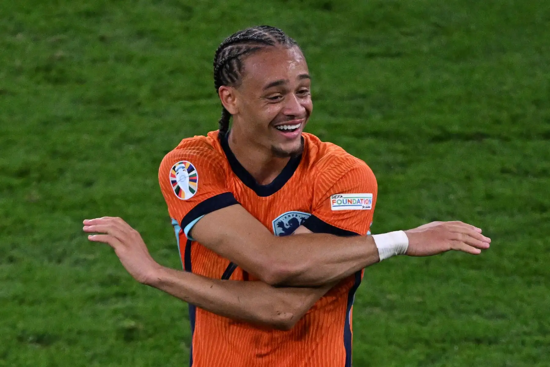 El delantero holandés  Xavi Simons reacciona durante el partido de semifinal de la UEFA Euro 2024 entre Holanda e Inglaterra en el BVB Stadion de Dortmund el 10 de julio de 2024. (Foto: ANDINA/AFP