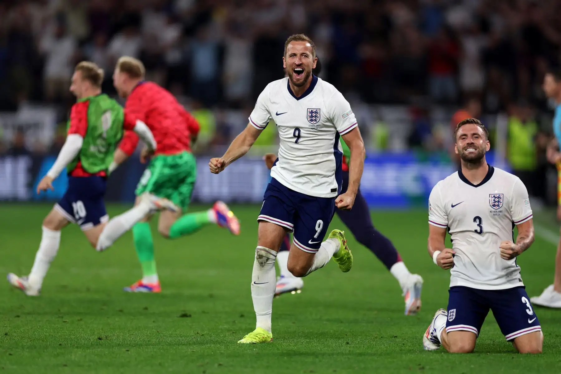 El delantero de Inglaterra Harry Kane  y el defensor de Inglaterra Luke Shaw celebran después de ganar el partido de fútbol semifinal de la UEFA Euro 2024 entre Holanda e Inglaterra. Foto: ANDINA/AFP