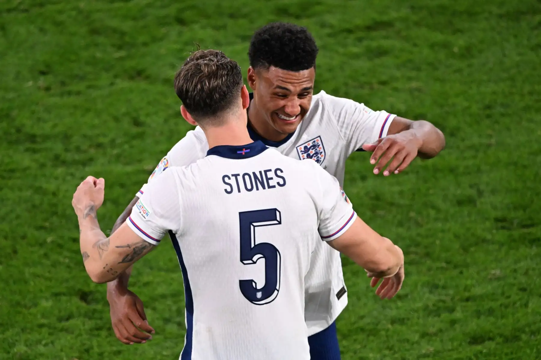 El delantero de Inglaterra Ollie Watkins y el defensor de Inglaterra John Stones celebran el final del partido de fútbol semifinal de la UEFA Euro 2024 entre Holanda e Inglaterra. Foto: ANDINA/AFP
