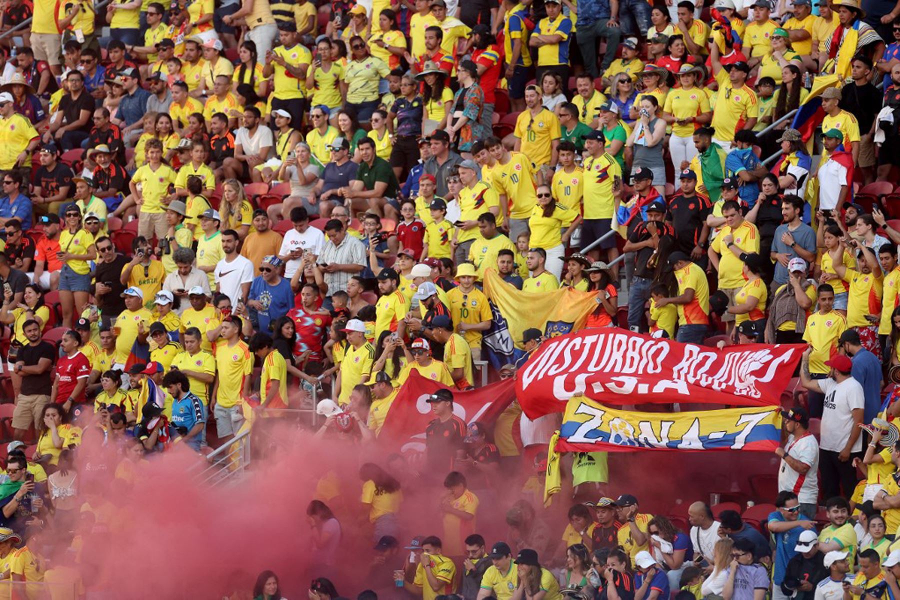 Los aficionados animan durante el partido del Grupo D de la CONMEBOL Copa América 2024 entre Brasil y Colombia en el Levi