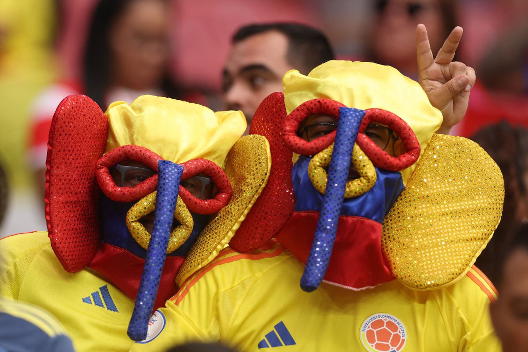 Los fanáticos de Colombia usan máscaras antes del partido de cuartos de final de la CONMEBOL Copa América 2024 entre Colombia y Panamá en el State Farm Stadium .
Foto: AFP