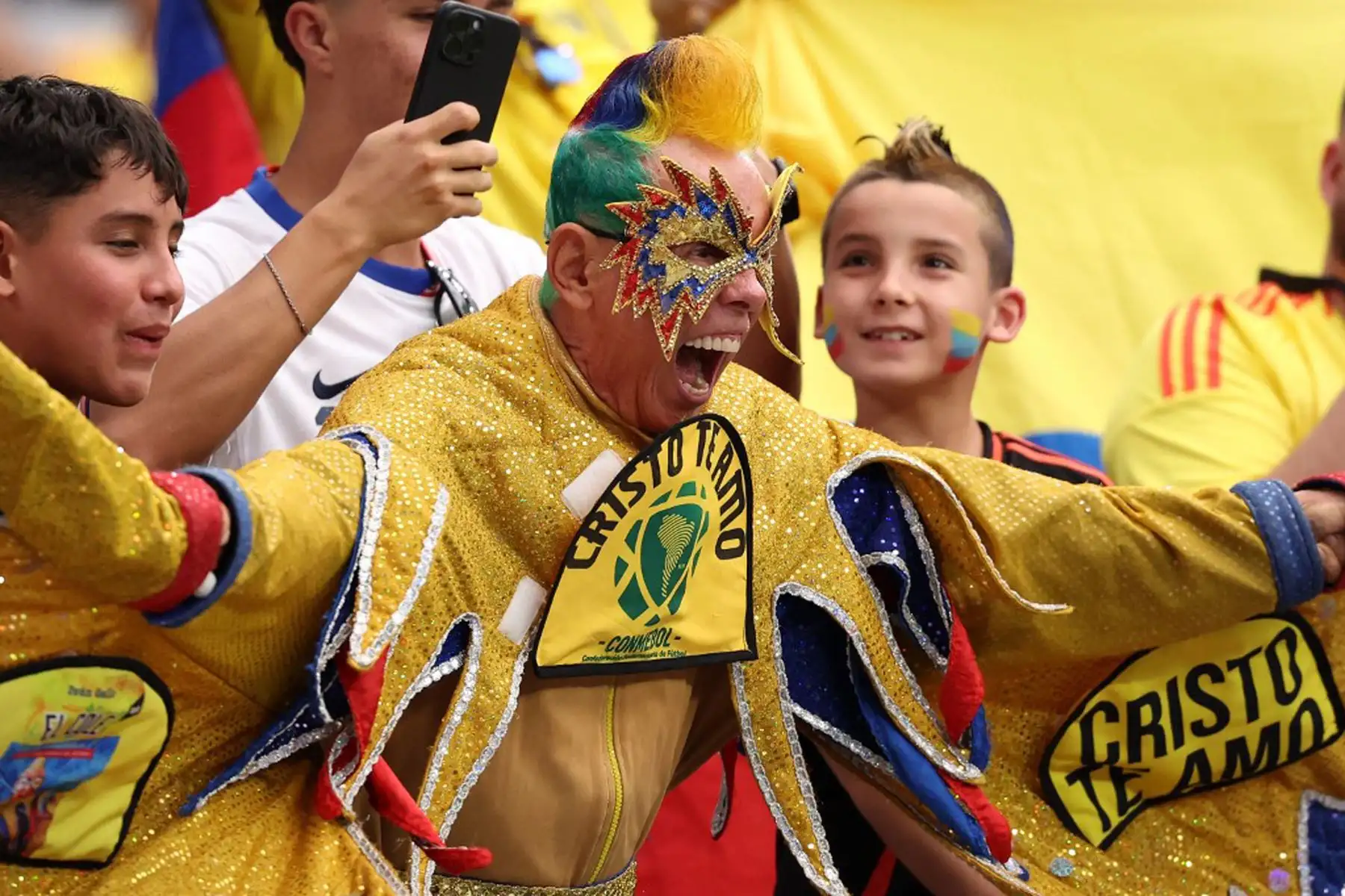 Los seguidores de Colombia aplauden antes del partido de fútbol de cuartos de final del torneo Conmebol Copa América 2024 entre Colombia y Panamá en el State Farm Stadium en Glendale, Arizona.
Foto: AFP