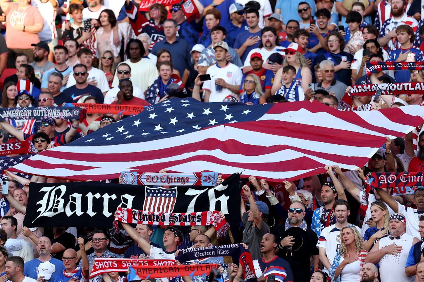 Los aficionados de Estados Unidos animan a su equipo durante el partido del Grupo C de la CONMEBOL Copa América 2024 entre Estados Unidos y Uruguay en el GEHA Field del Arrowhead Stadium.
Foto: AFP