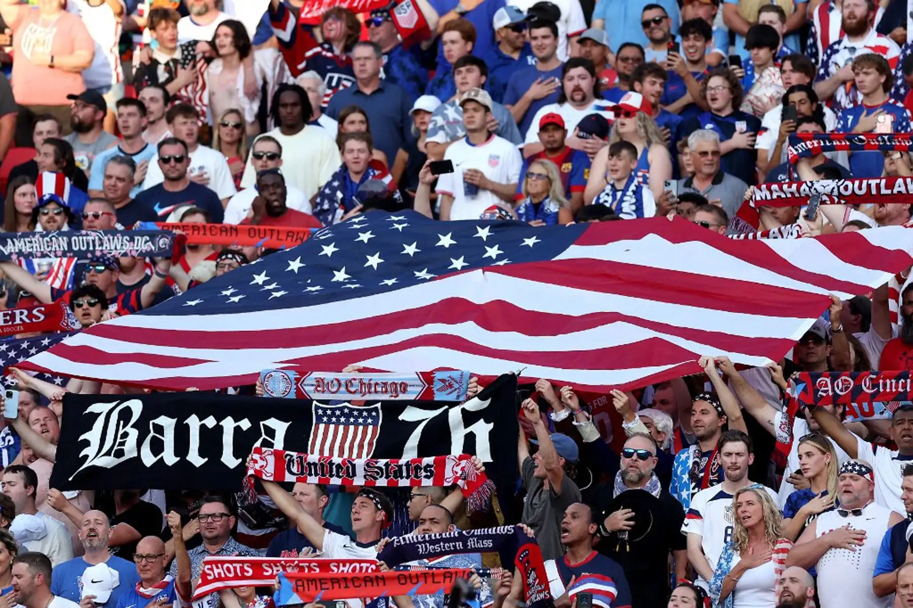 Los aficionados de Estados Unidos animan a su equipo durante el partido del Grupo C de la CONMEBOL Copa América 2024 entre Estados Unidos y Uruguay en el GEHA Field del Arrowhead Stadium.
Foto: AFP