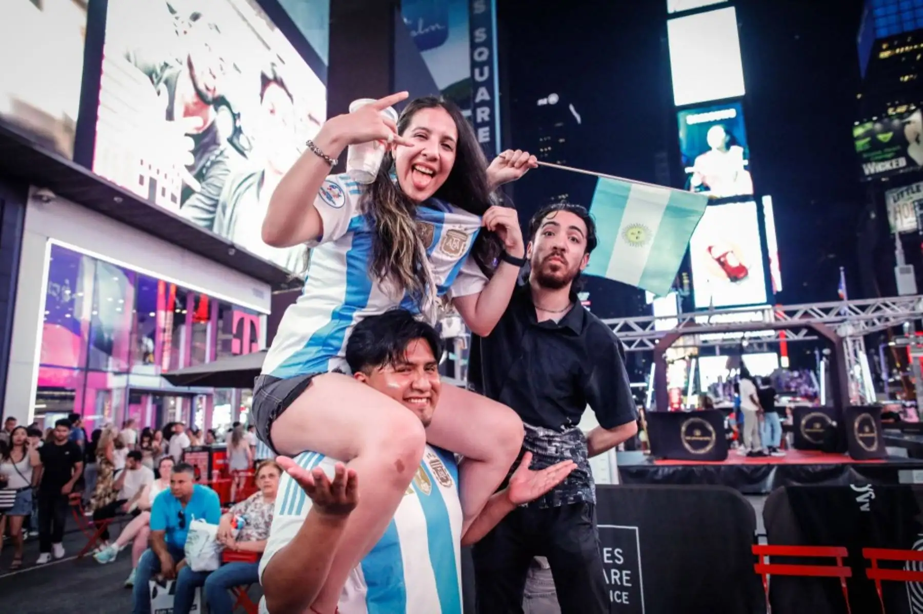 Los seguidores de Argentina se reúnen en Times Square, en la ciudad de Nueva York, después del partido de fútbol semifinal del torneo Conmebol Copa América 2024 entre Argentina y Canadá.
Foto: AFP