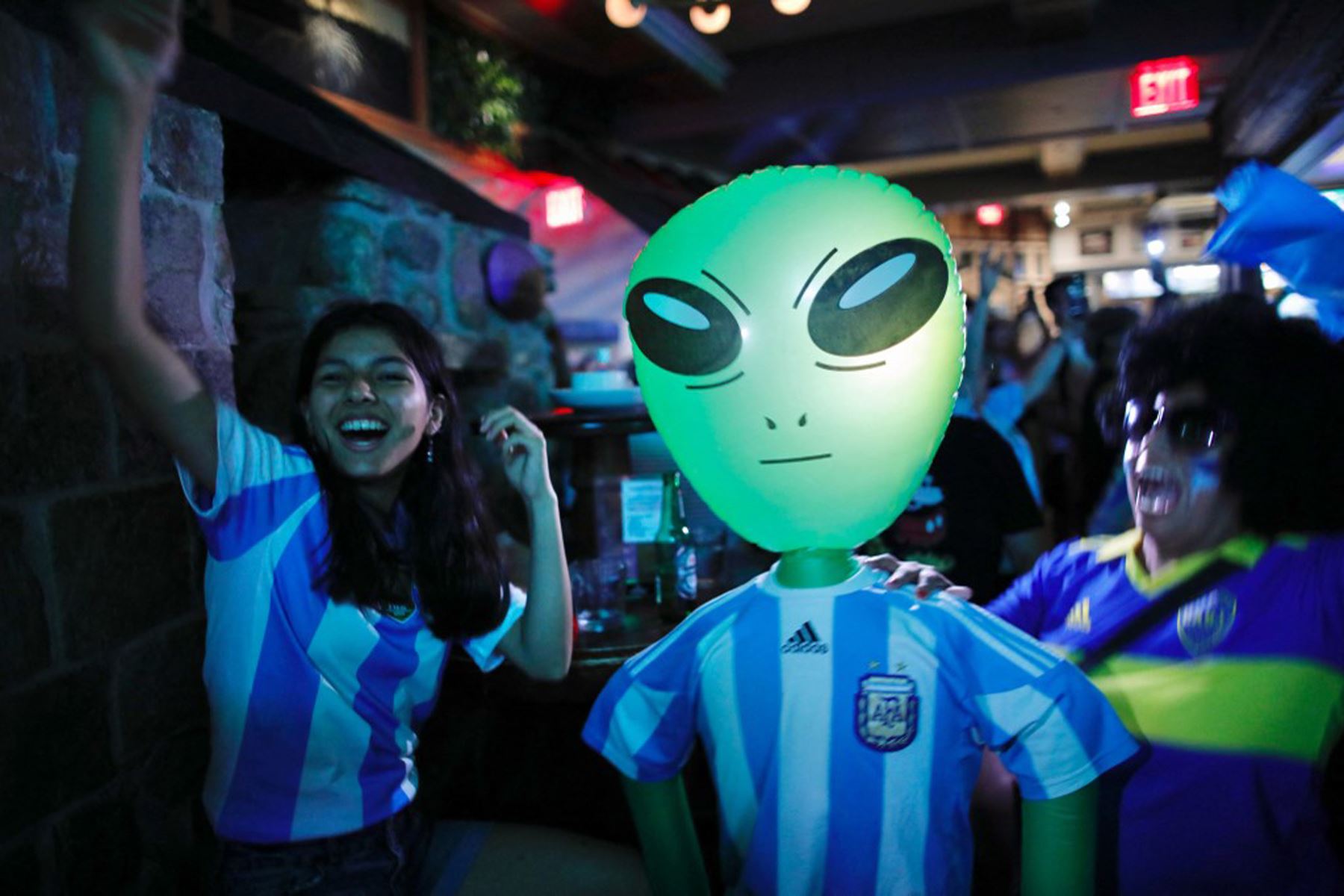 Los aficionados argentinos reaccionan después de que su equipo anotó un gol mientras ven el partido de fútbol de semifinales del torneo Conmebol Copa América 2024 entre Argentina y Canadá.
Foto: AFP
