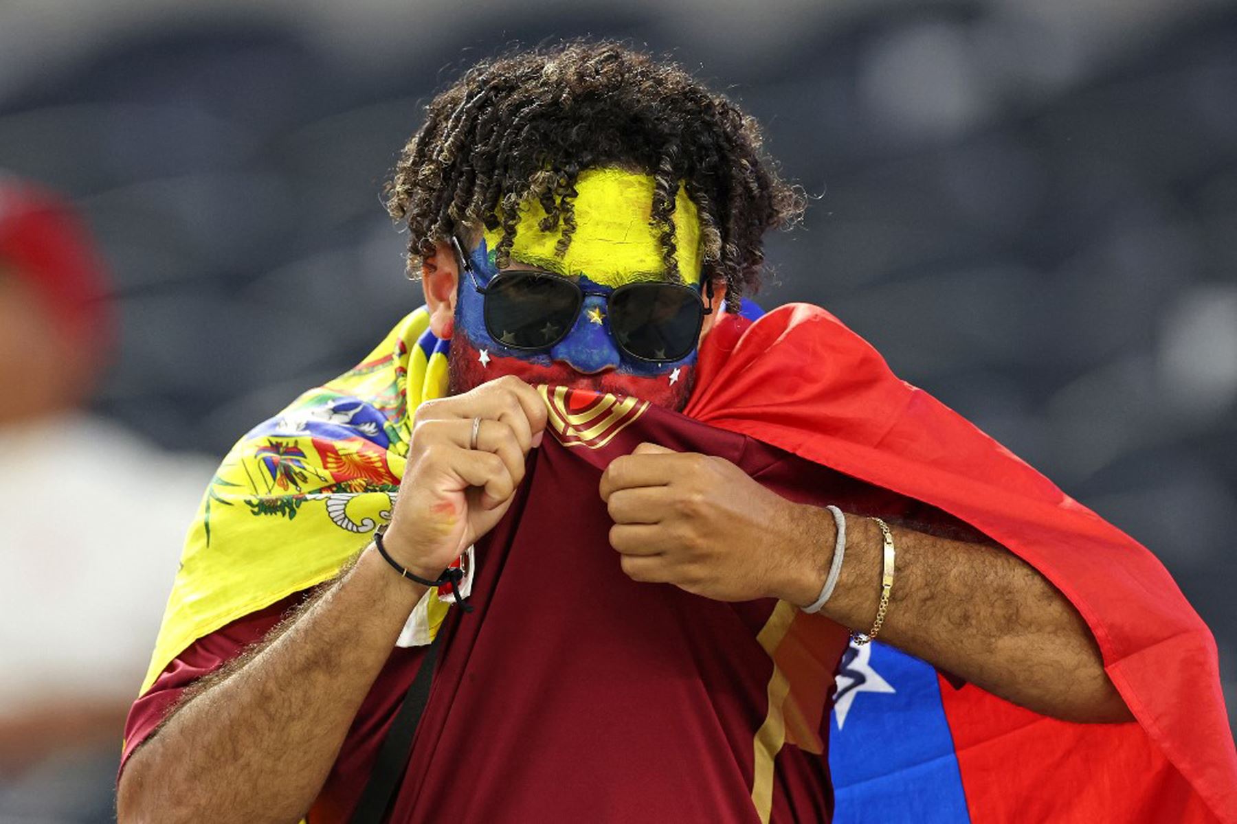 Un seguidor de Venezuela besa la camiseta de Venezuela antes del partido de fútbol de cuartos de final del torneo Conmebol Copa América 2024 entre Venezuela y Canadá en el estadio AT&T en Arlington, Texas.
Foto: AFP
