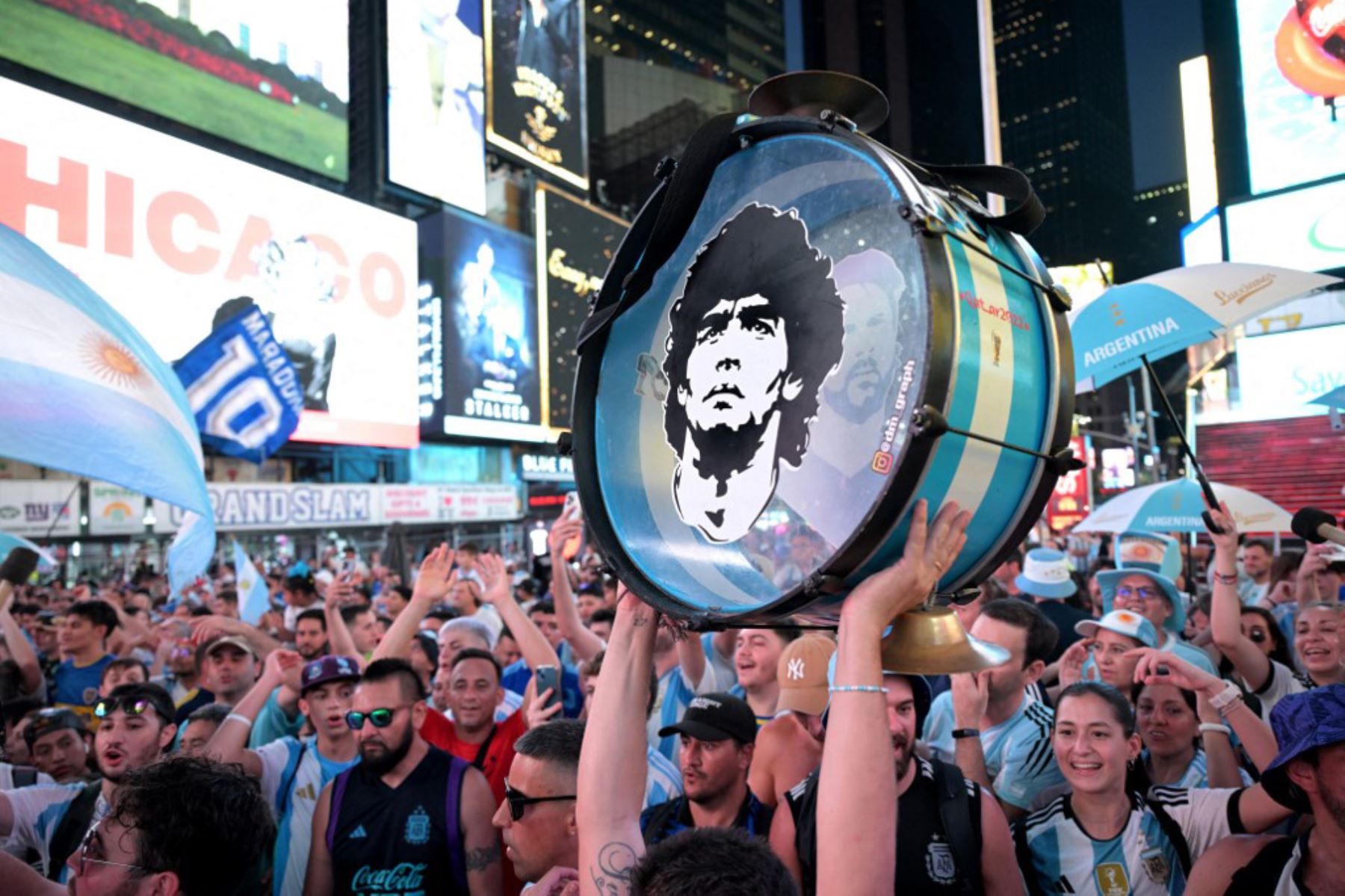 Los seguidores de Argentina aplauden mientras se reúnen en Times Square, Nueva York, en vísperas del partido de semifinal de fútbol del torneo Conmebol Copa América 2024 entre Argentina y Canadá. 
Foto: AFP
