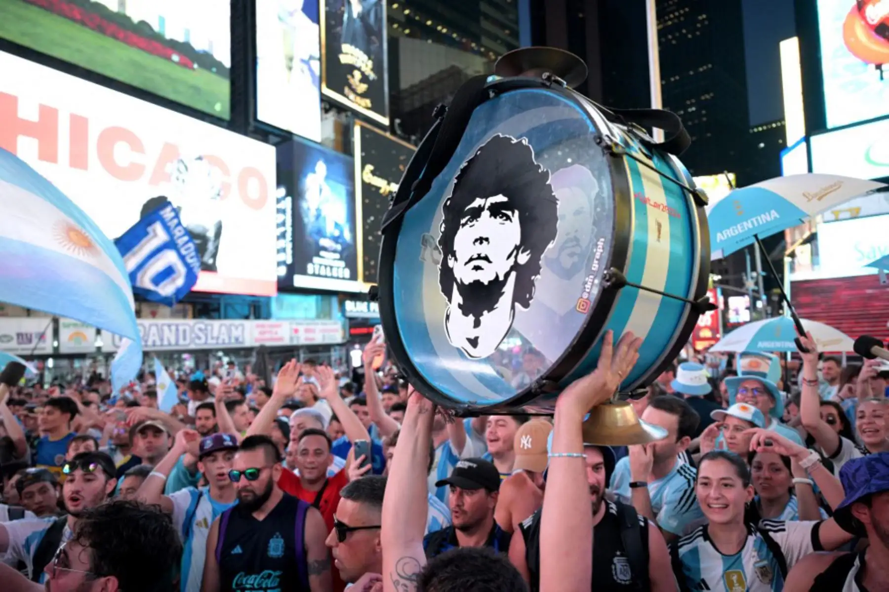 Los seguidores de Argentina aplauden mientras se reúnen en Times Square, Nueva York, en vísperas del partido de semifinal de fútbol del torneo Conmebol Copa América 2024 entre Argentina y Canadá. 
Foto: AFP
