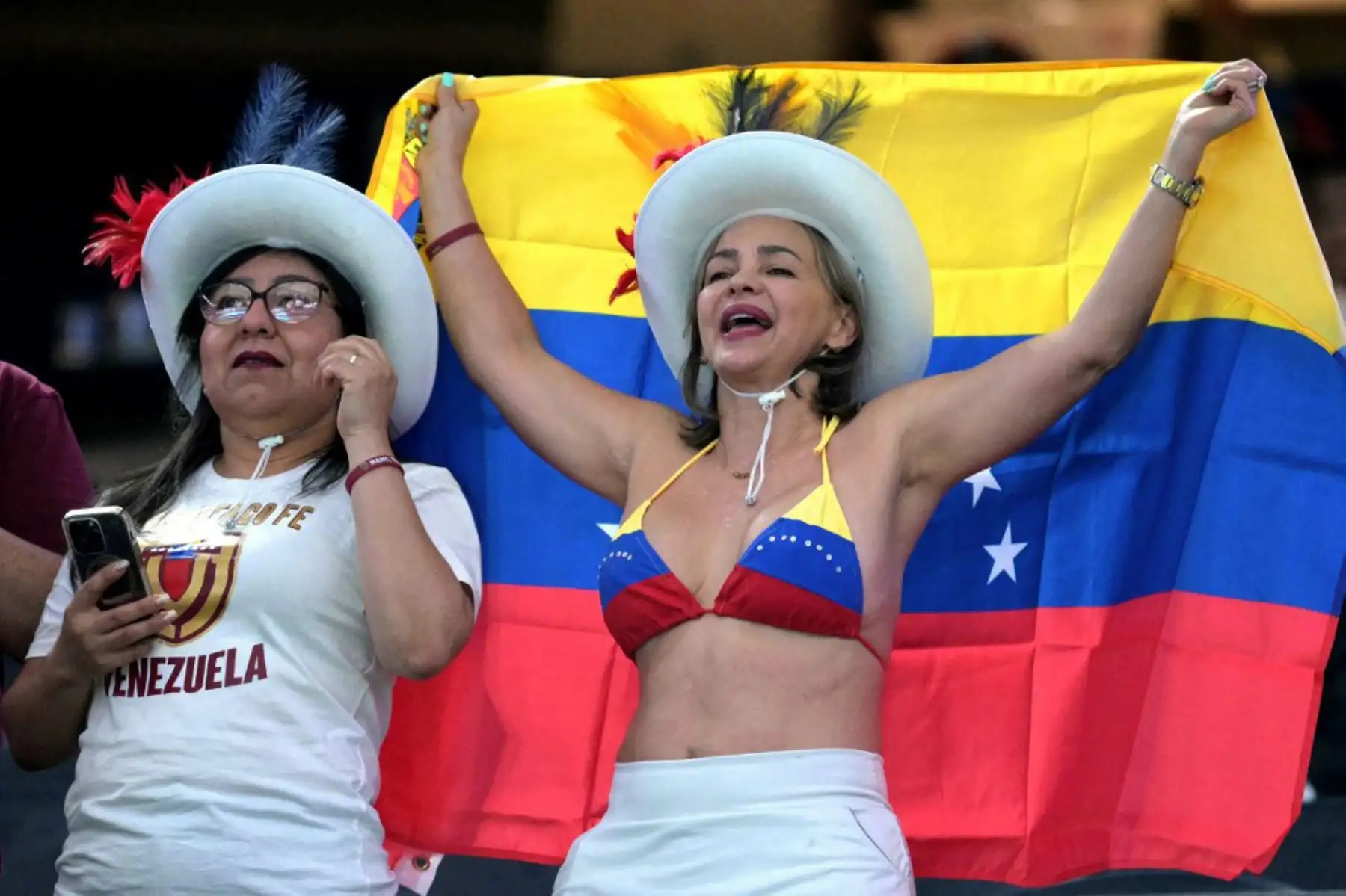 Un partidario de Estados Unidos observa el partido de fútbol del grupo C del torneo Copa América Conmebol 2024 entre Panamá y Estados Unidos en el estadio Mercedes Benz de Atlanta, Georgia, 
Foto: AFP