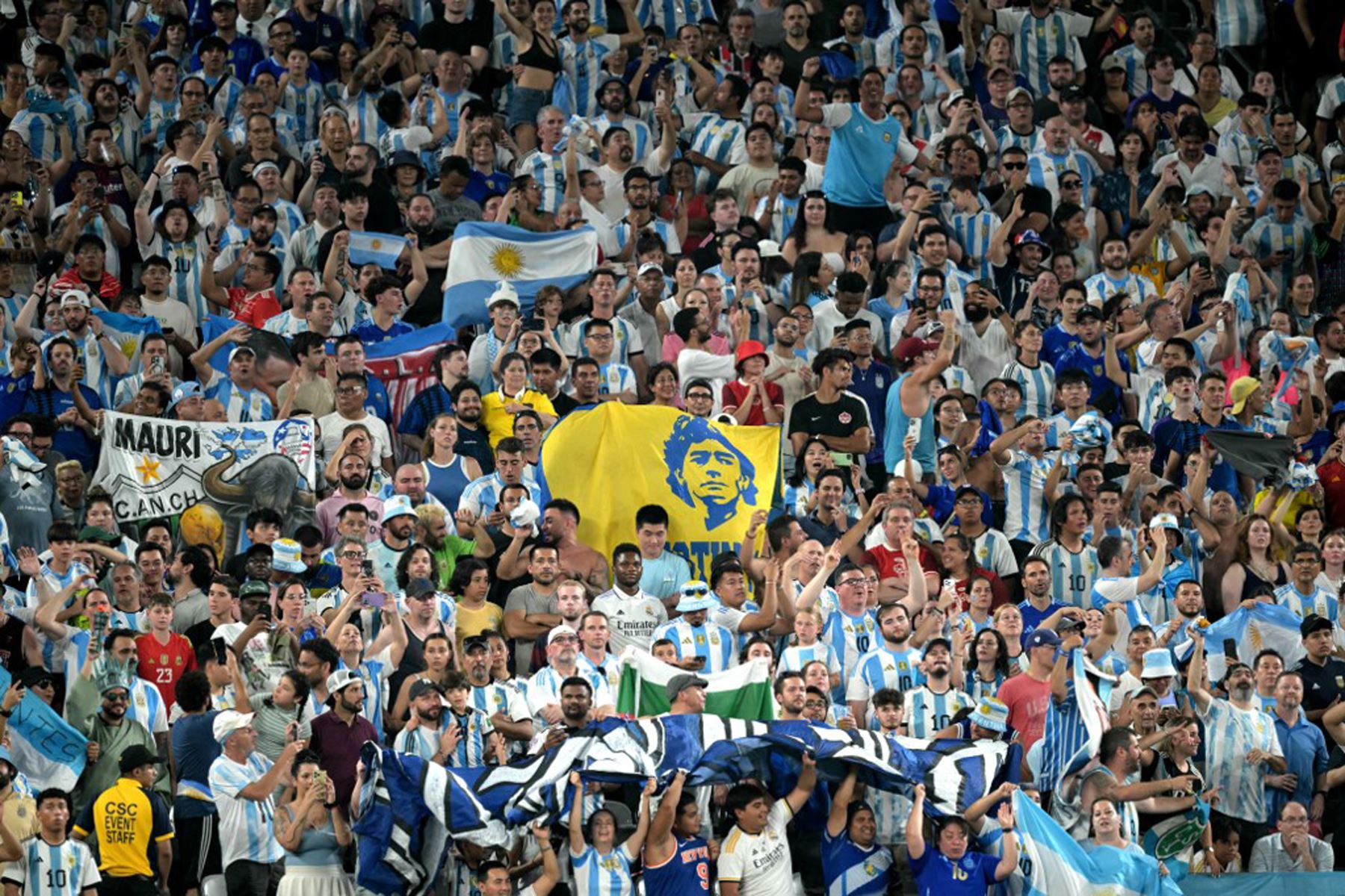Los seguidores de Argentina celebran la victoria de su equipo en el partido de fútbol semifinal del torneo Conmebol Copa América 2024 entre Argentina y Canadá en el estadio MetLife, en East Rutherford, Nueva Jersey.
Foto: AFP