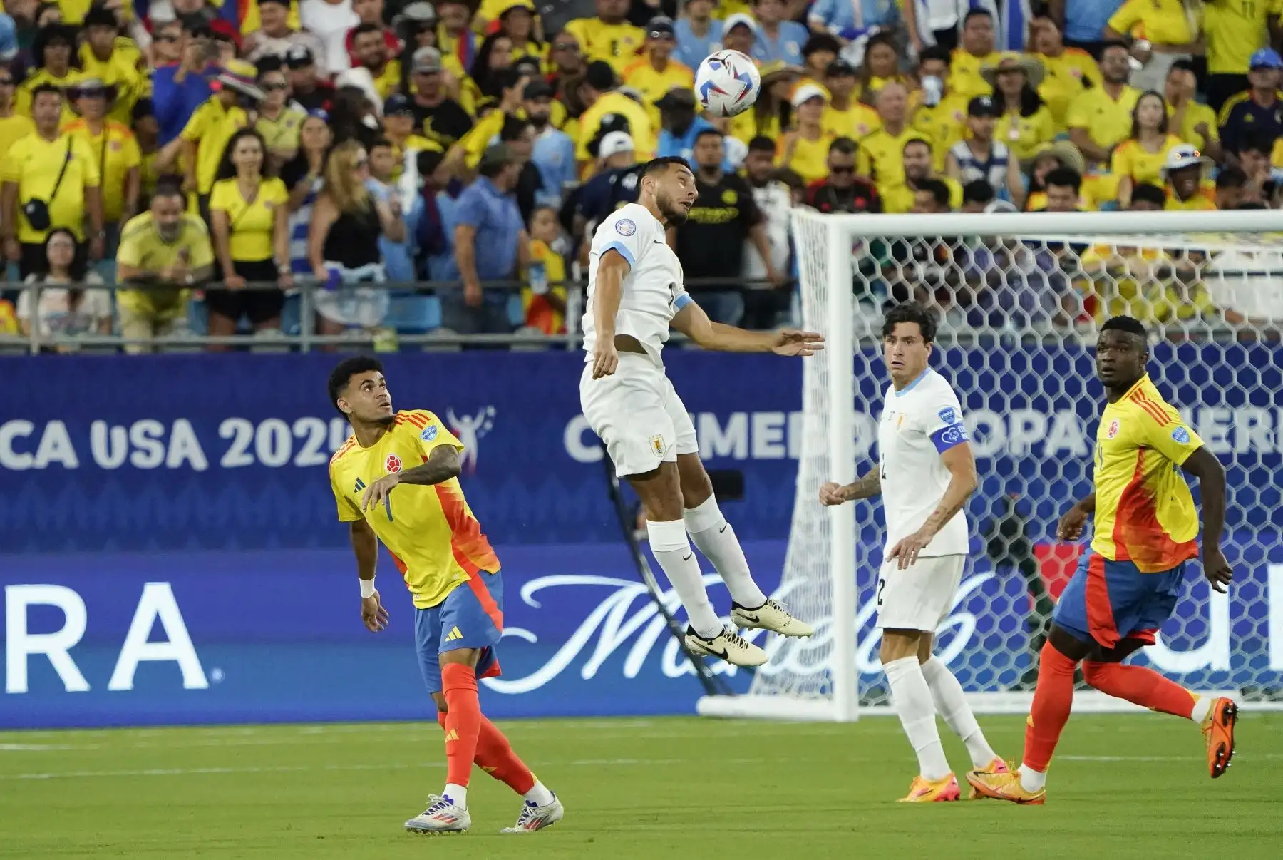 El defensor de Uruguay  Sebastián Cáceres encabeza el balón durante el partido de fútbol semifinal del torneo Conmebol Copa América 2024 entre Uruguay y Colombia. Foto. ANDINA/AFP