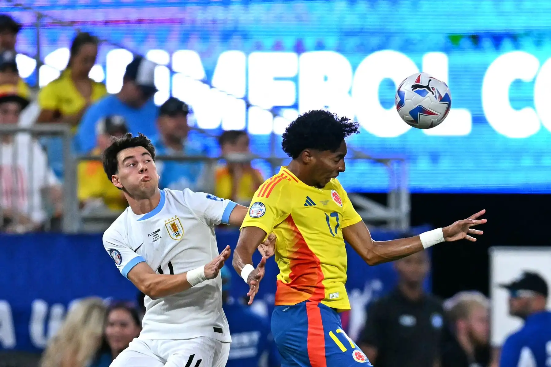 El delantero uruguayo Facundo Pellistri lucha por el balón con el defensor colombiano  Johan Mojica durante el partido de fútbol semifinal del torneo Conmebol Copa América 2024 entre Uruguay y Colombia.
 Foto: ANDINA/AFP