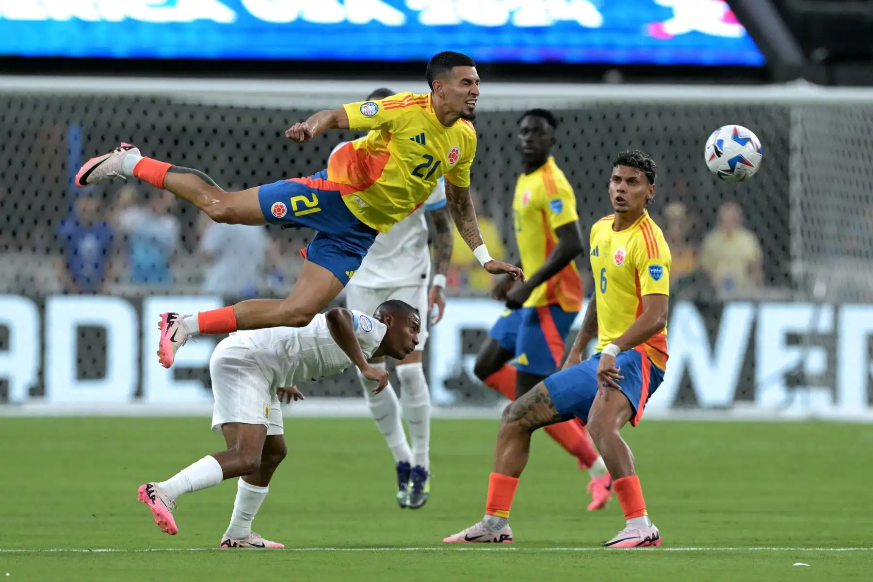El mediocampista uruguayo  Nicolás De La Cruz lucha por el balón con el defensor colombiano Daniel Muñoz durante el partido de fútbol semifinal del torneo Conmebol Copa América 2024 entre Uruguay y Colombia. 
Foto: ANDINA/AFP