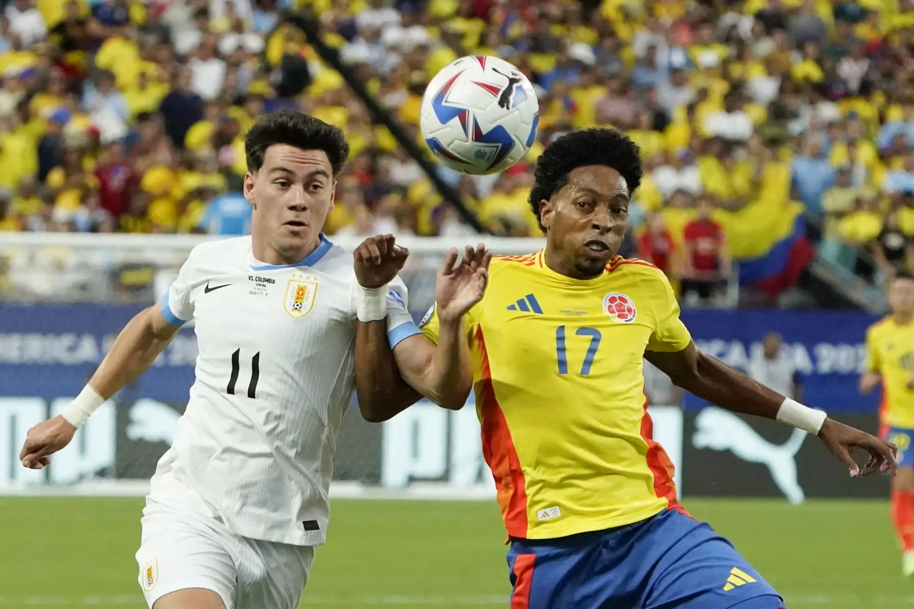 El delantero uruguayo Facundo Pellistri y el defensor colombiano  Johan Mojica compiten por el balón durante el partido de fútbol semifinal del torneo Conmebol Copa América 2024 entre Uruguay y Colombia. 
Foto: ANDINA/ AFP