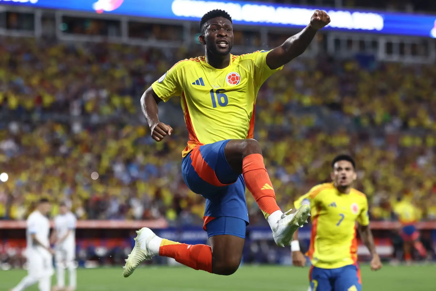 Jefferson Lerma de Colombia celebra después de anotar el primer gol del equipo durante el partido semifinal de la CONMEBOL Copa América 2024 entre Uruguay y Colombia. Foto: ANDINA/ AFP