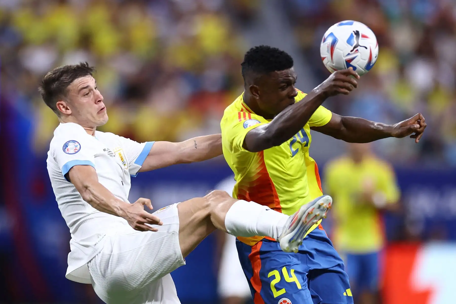 Manuel Ugarte de Uruguay lucha por la posesión con Jhon Córdoba de Colombia durante el partido semifinal de la CONMEBOL Copa América 2024 entre Uruguay y Colombia. Foto. ANDINA/ AFP