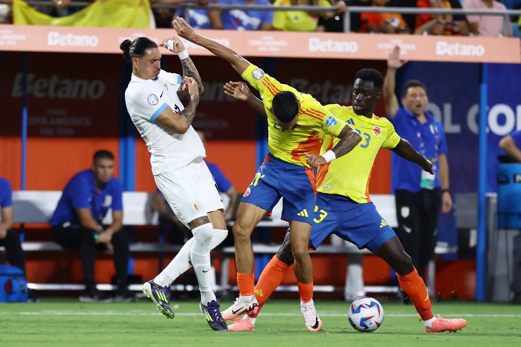 Daniel Muñoz de Colombia y Darwin Núñez de Uruguay luchan por el balón durante el partido semifinal de la CONMEBOL Copa América 2024 entre Uruguay y Colombia. Foto: ANDINA/ AFP