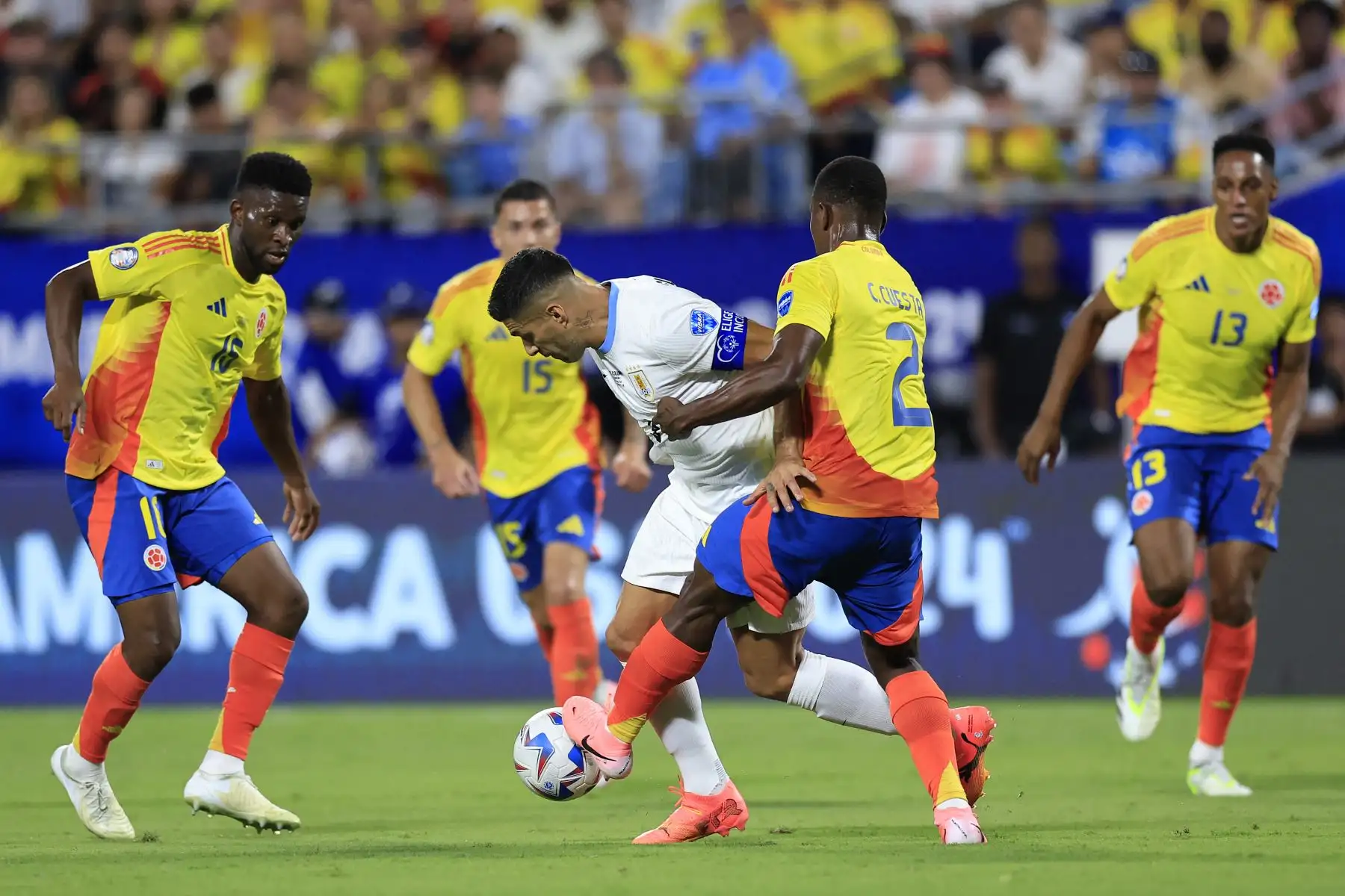 Luis Suárez de Uruguay lucha por la posesión con Carlos Cuesta de Colombia durante el partido semifinal de la CONMEBOL Copa América 2024 entre Uruguay y Colombia.  Foto. ANDINA/AFP