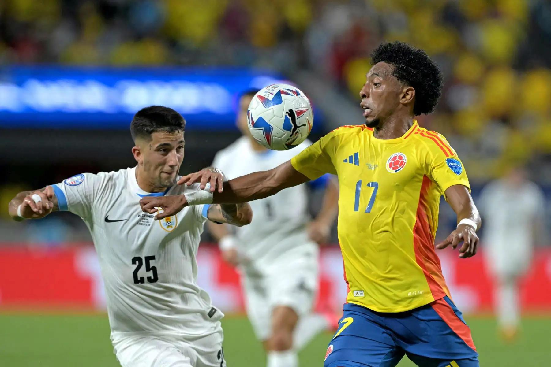 El delantero uruguayo Cristian Olivera lucha por el balón con el defensor colombiano Johan Mojica durante el partido de fútbol semifinal del torneo Conmebol Copa América 2024 entre Uruguay y Colombia. 
Foto: ANDINA/AFP