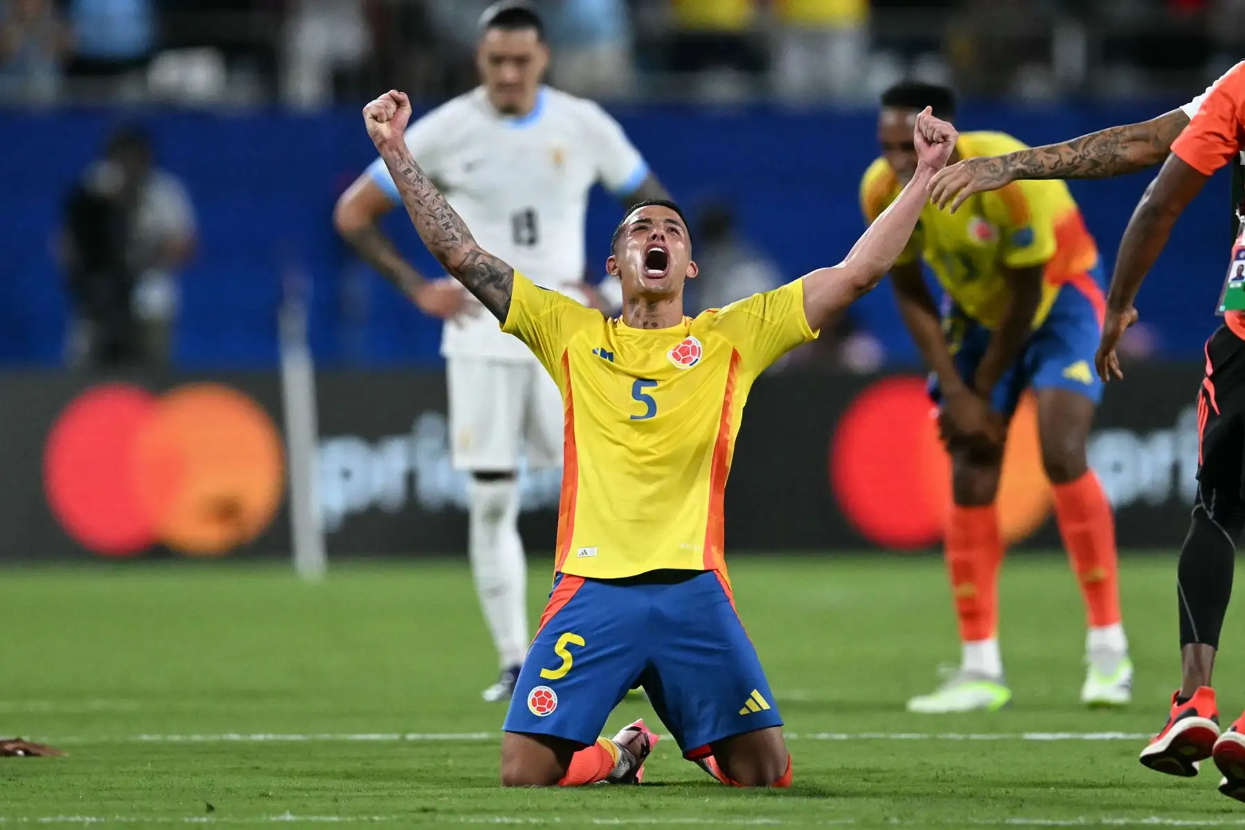 El mediocampista colombiano Kevin Castaño celebra la victoria de su equipo en el partido de fútbol semifinal del torneo Conmebol Copa América 2024 entre Uruguay y Colombia. Foto: ANDINA/AFP