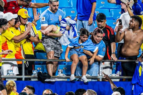 Hinchas uruguayos fueron evacuados a la cancha tras gresca en las tribunas del Bank of American Stadium en la Copa América 2024.