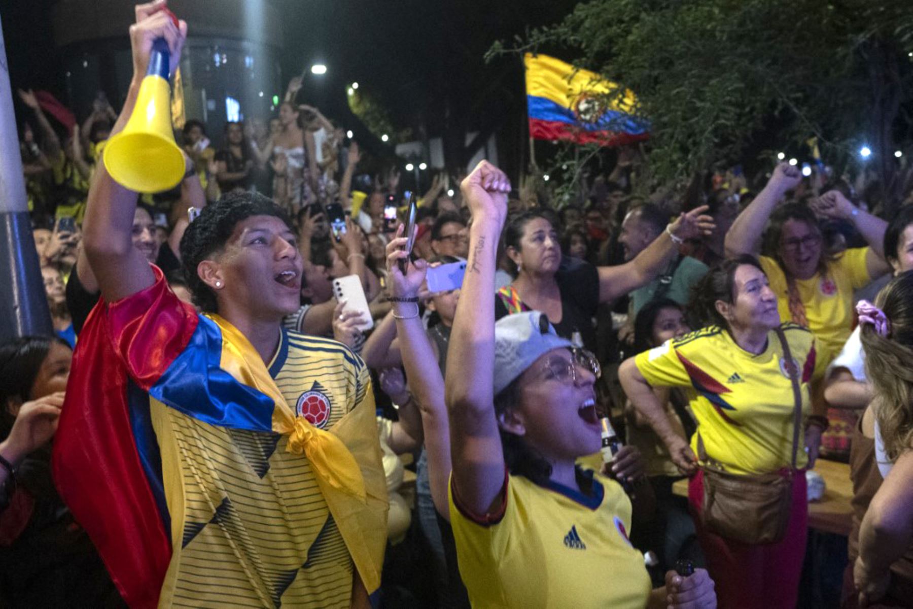 Aficionados colombianos celebran la victoria de su equipo después del partido de fútbol semifinal de la Copa América 2024 entre Uruguay y Colombia en Cali, Colombia. Foto: AFP